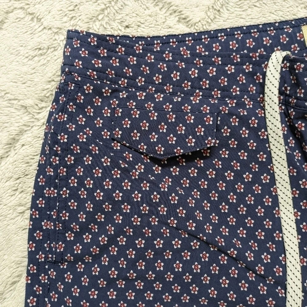 J. Crew Pool Shorts Mens 38 Navy Blue Floral Eco Mesh Lining Zip Back Pocket